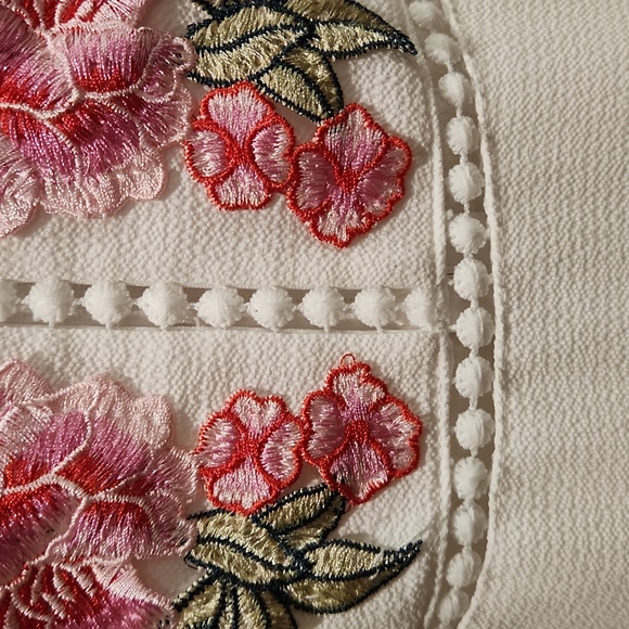 White with floral applications summer or homecoming dress. Size 1/2 - Picture 3 of 16